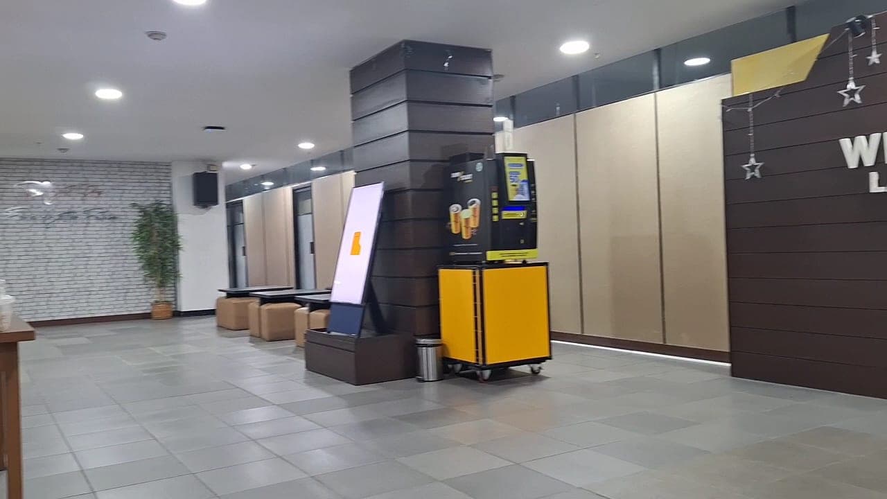 Area lobi dan ruang tunggu di lantai 4 Graha Widya Mandala