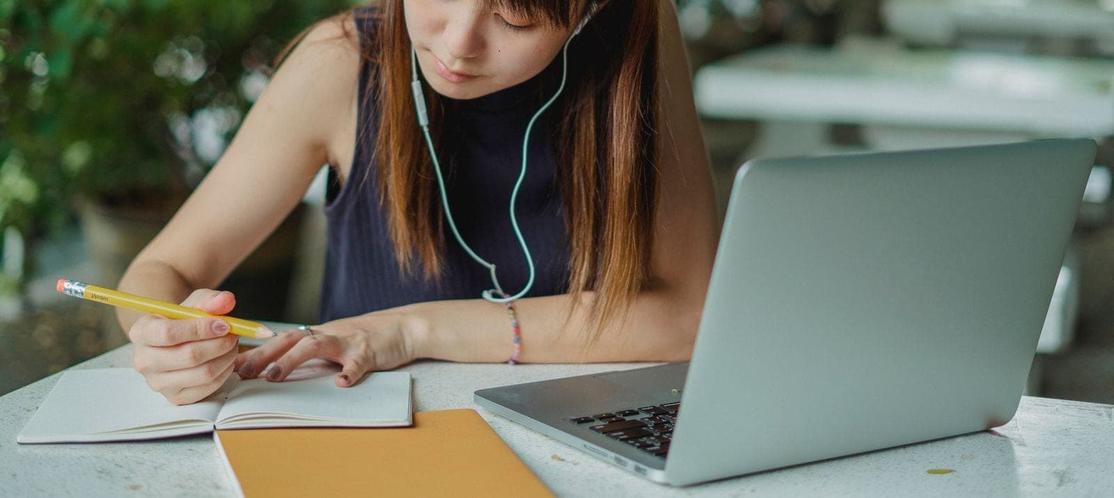 Ilustrasi: belajar dengan laptop dan buku catatan
