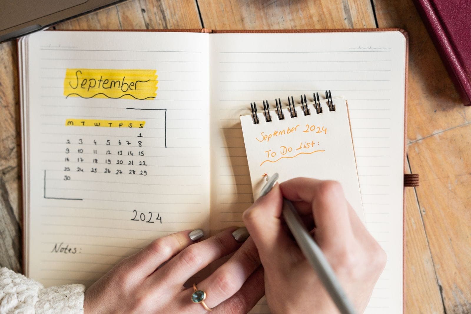 Ilustrasi: menyusun jadwal belajar pada buku agenda berkalender