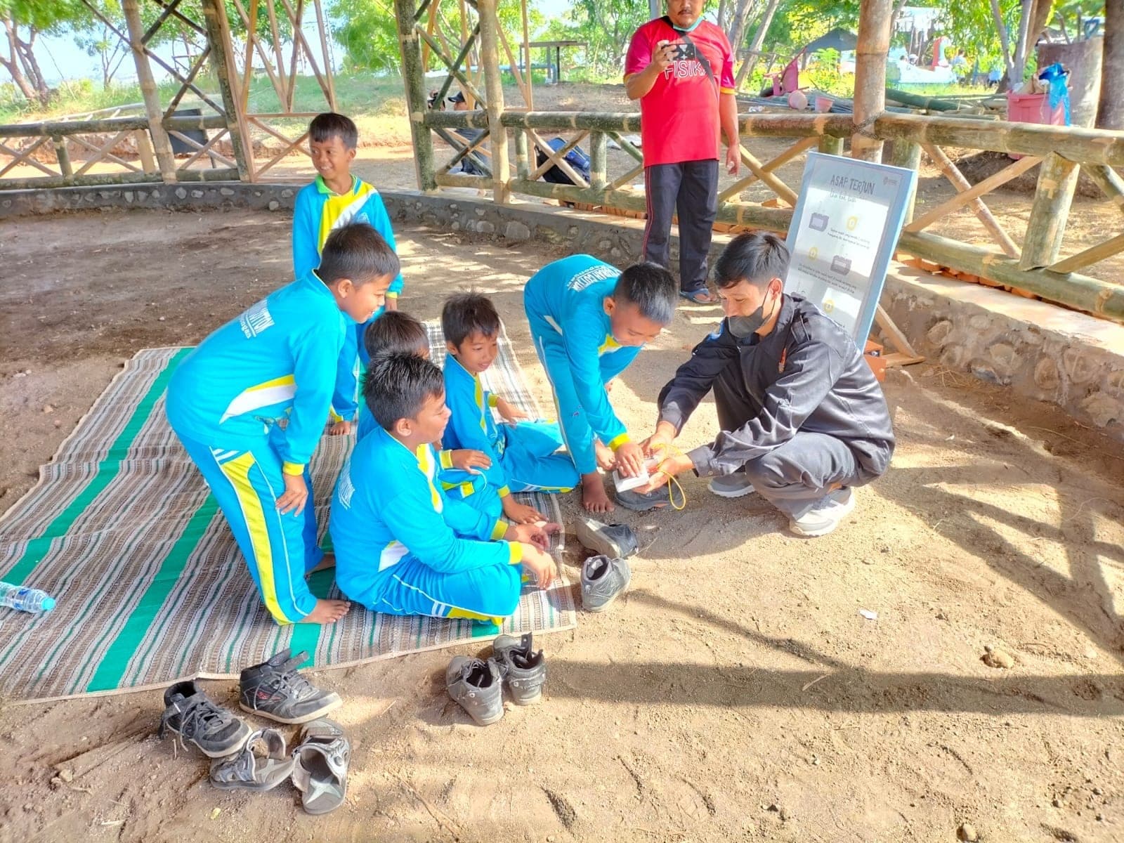 Kegiatan pengajaran Bahasa Inggris untuk anak-anak di luar kampus
