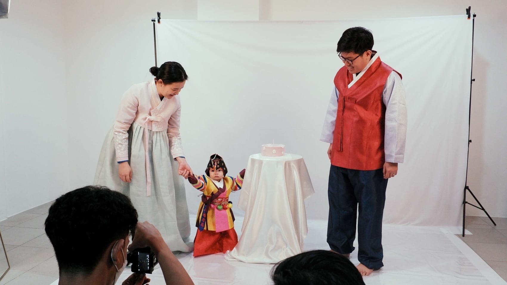 Sesi pemotretan keluarga mengenakan hanbok di Self Photo Studio
