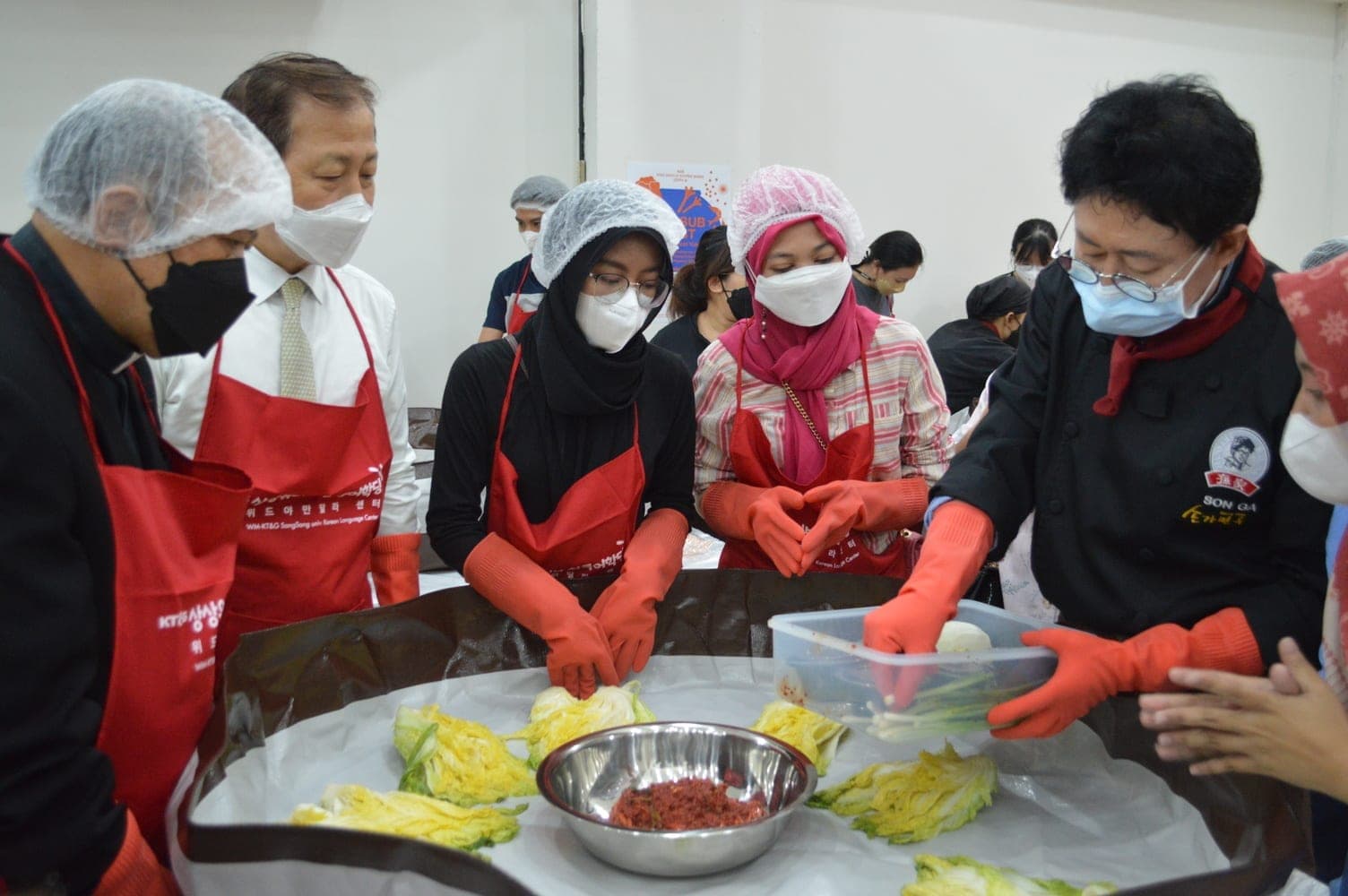 Lokakarya budaya Korea membuat kimchi di Widya Mandala