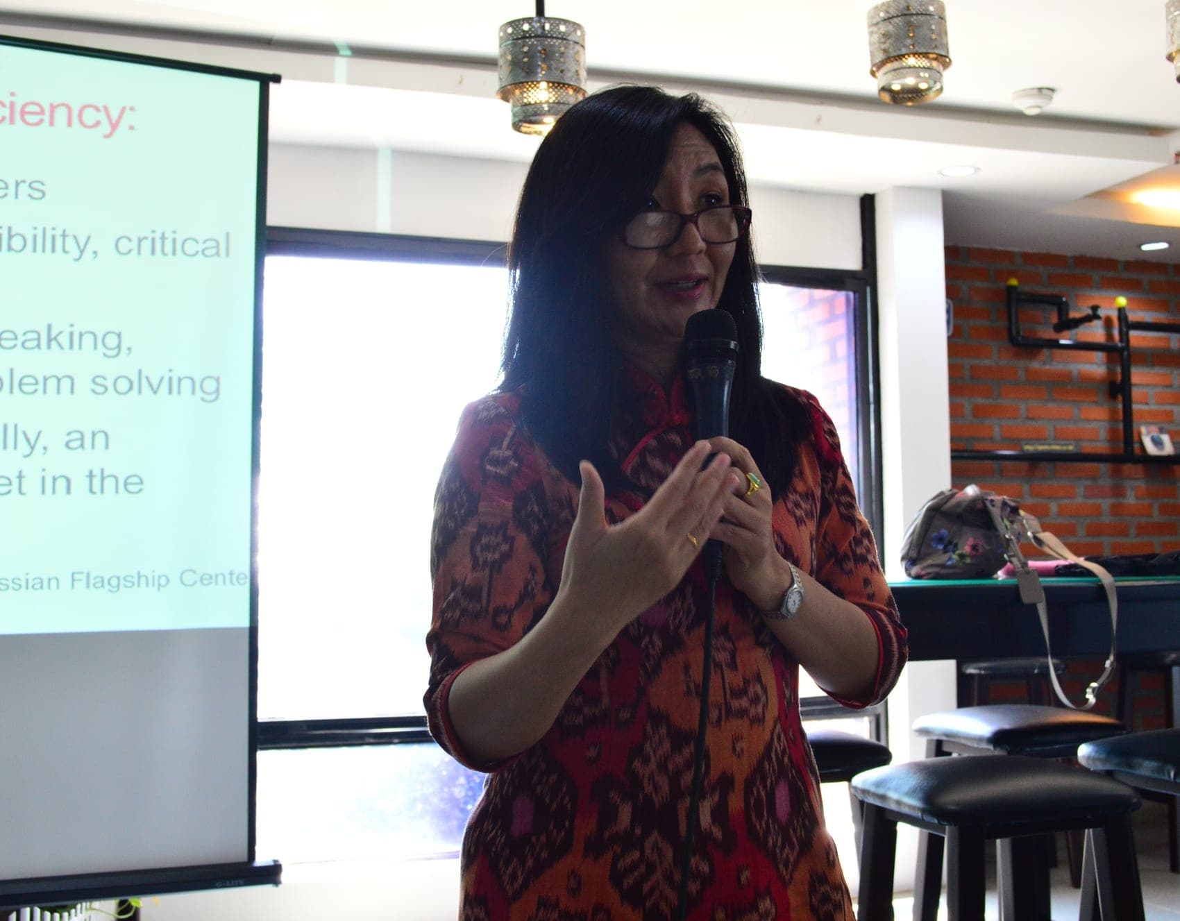 Pemaparan materi tentang metode pengajaran bahasa asing