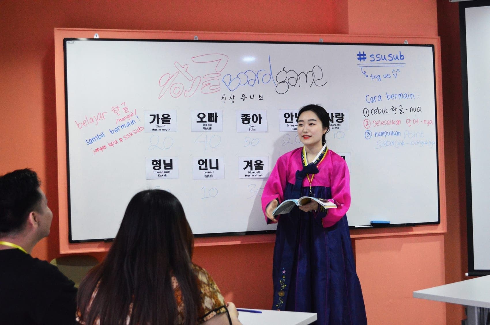 Pengajar asal Korea Selatan mengenakan hanbok mengajar kosakata Hangul di kelas WMLI