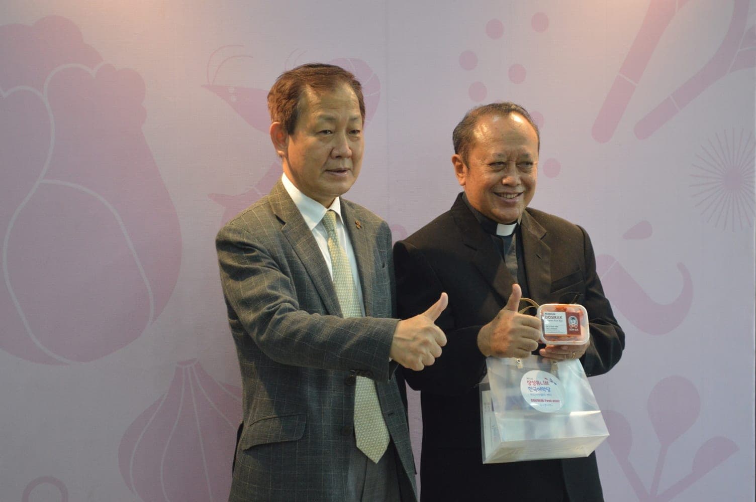 Ketua Yayasan Widya Mandala Surabaya bersama Presiden BBB Korea pada acara SSUSUB Fest